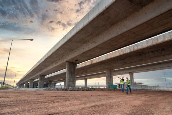 Азиатские Инженеры Строители Матросы Идут Осмотр Строящегося Участка Дороги Скоростной — стоковое фото