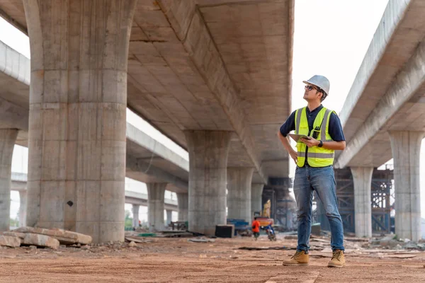 土木工程师正在检查在建公路下的公路或高速公路建设项目 — 图库照片