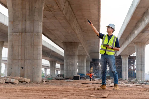 土建工程家 土建工程家指向正在建设的公路或高速公路建设项目的土木工程师 — 图库照片