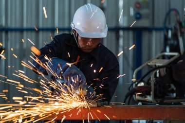 Fabrikadaki çelik yapıyı öğüten bir elektrikli tekerlek. Önce güvenlik kavramı.