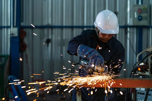 亚洲重工业工人工厂内部 工业工人使用角磨床和切割钢 — 图库照片