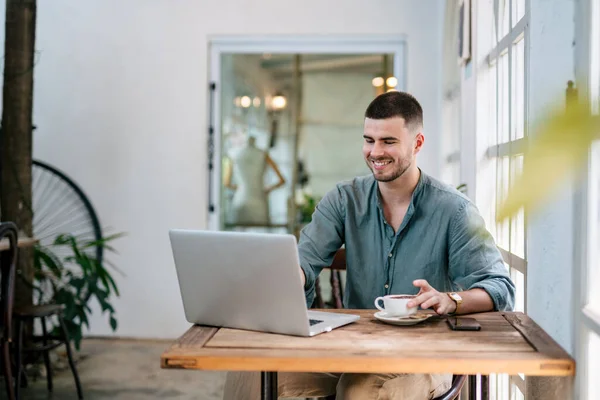 Homem Bonito Freelance Feliz Usando Laptop Sentado Mesa Pegar Canecas — Fotografia de Stock