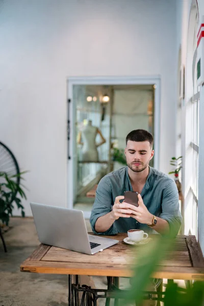 Homem Freelance Bonito Está Usar Telefone Com Portátil Mesa Conceito — Fotografia de Stock