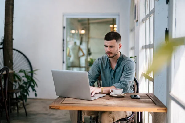 Homem Barba Freelancer Bonito Usando Laptop Sentado Uma Mesa Conceito — Fotografia de Stock