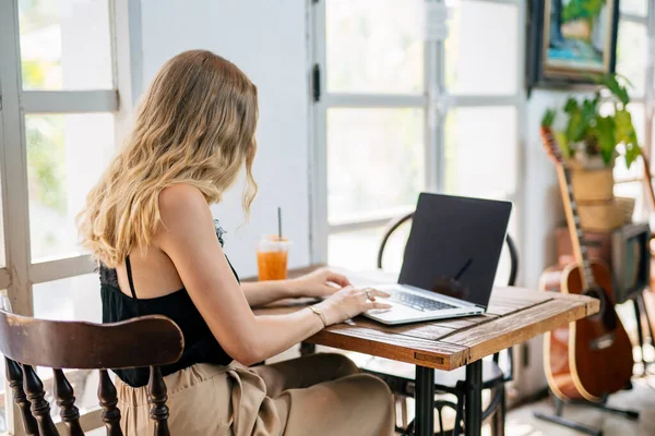 Uma Mulher Sentada Usando Laptop Compras Line Mesa Conceito Compras — Fotografia de Stock