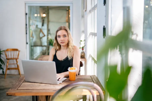 Uma Mulher Feminina Freelance Com Laptop Sentado Mesa Sorrindo Olhando — Fotografia de Stock