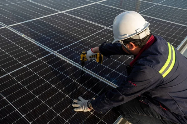 기술자들 발전소의 새로운 지붕에 지판을 설치하기 에너지 에너지 — 스톡 사진