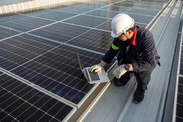 아시아의 기술자는 노트북을 사용하여 지붕에 지판을 검사한다 에너지 — 스톡 사진