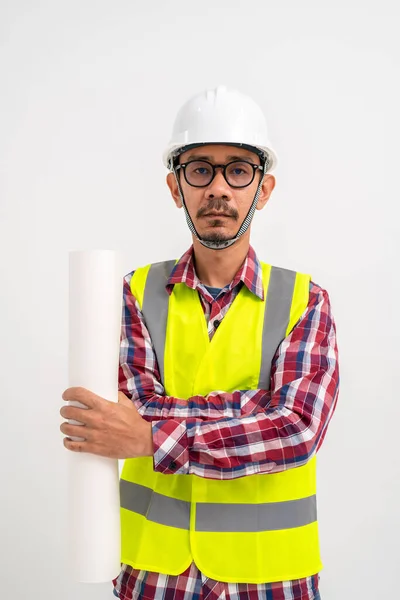 建筑师拿着一个印有安全帽的设计图 头戴背心 双臂交叉在白色背景上 建筑建筑师概念 — 图库照片