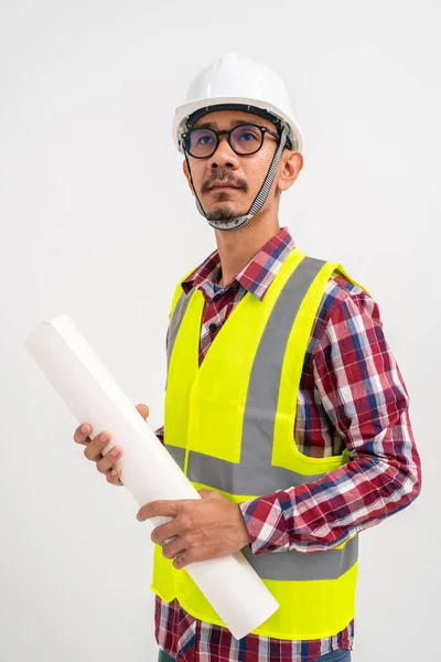 建筑师拿着一个蓝本 头戴安全帽 头戴白色背景 放眼未来 建筑建筑师概念 — 图库照片