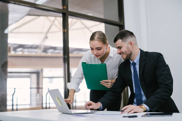 Бизнесмен с коллегой женщина с сенсорным экраном Планирование продаж, исследования или финансовая стратегия в компании, концепция сотрудничества, технологии и работники.