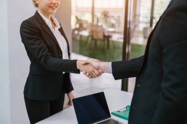 İki iş adamı içeride el sıkışıyor. Başarılı iş adamları kavramı el sıkışıyor.