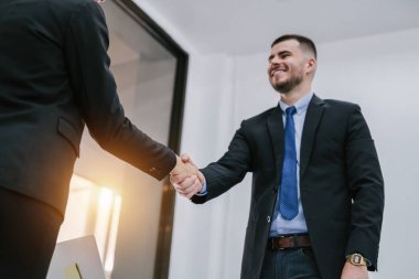 İş adamları ofiste el sıkışıyor. İşbirlikçi takım çalışması. Başarılı iş adamları kavramı el sıkışıyor.