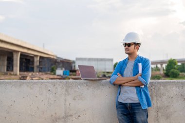 Yol inşaatlarında çalışan Asyalı inşaat mühendisleri.