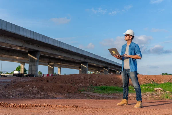 亚洲快速公路工程在公路工地进行检查 土木工程师 — 图库照片