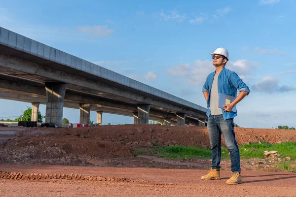 土木技術者は道路建設現場で働いている 土木技術者 — ストック写真