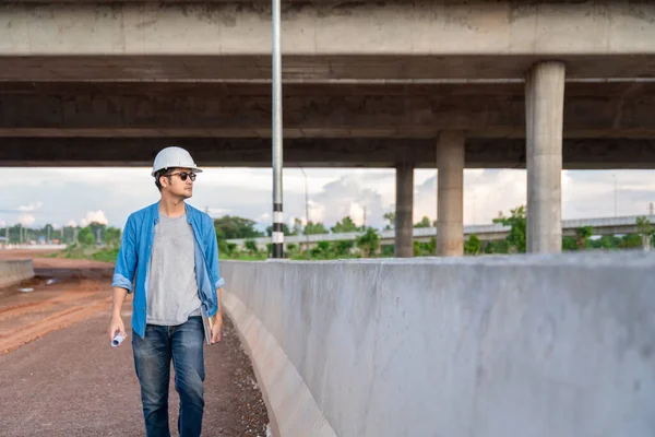 道路工事現場で視察したアジア人建築家 — ストック写真