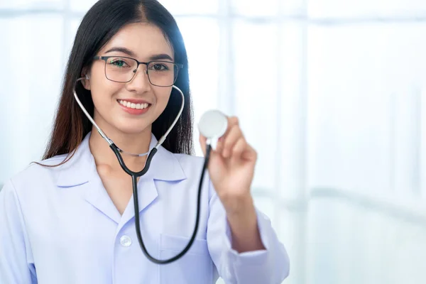 Asiática Hermosa Doctora Con Estetoscopio Clínica Salud Concepto Médico —  Fotos de Stock