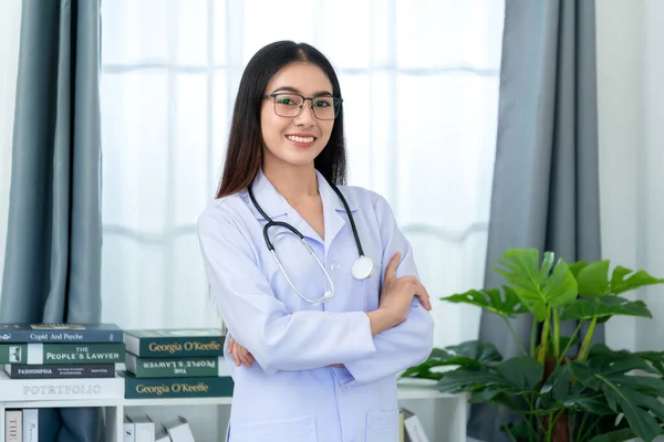 Asiática Hermosa Doctora Bata Blanca Con Estetoscopio Cintura Para Arriba —  Fotos de Stock