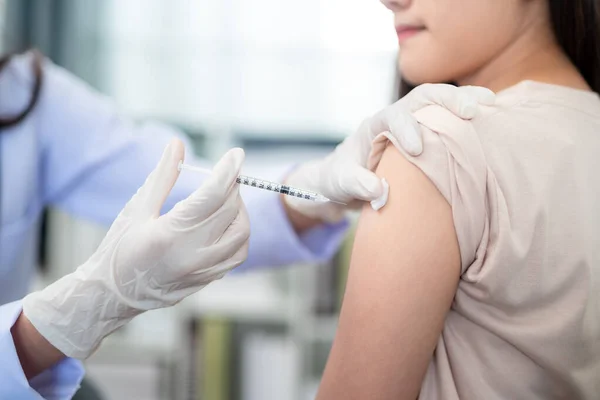 Ένας Γιατρός Που Κάνει Εμβολιασμό Στον Ώμο Του Ασθενούς Βελονοϊός — Φωτογραφία Αρχείου