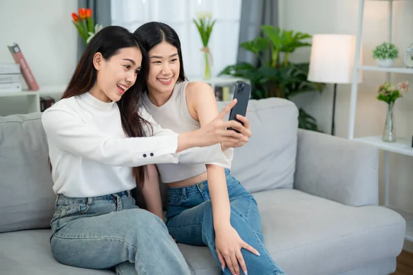 Casal Asiático Tirando Selfies Férias Juntos Sala Estar Casa Sorrindo — Fotografia de Stock