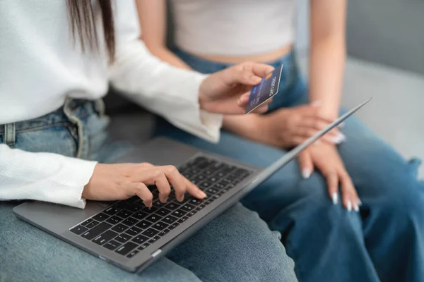 Duas Jovens Asiáticas Comprando Compras Line Laptop Com Cartão Crédito — Fotografia de Stock