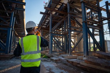 İnşaat mühendisi yol inşaatında çalışıyor. Yeni yol şantiyelerini denetleyin. İnşaat mühendisi inşaat halinde..