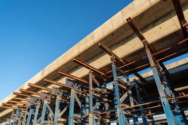 Yol şantiyesinin yapısal yapısı. Otoyol yapım aşamasında.