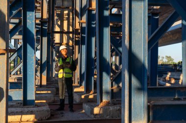 İnşaat mühendisi inşaat halindeki otoyolun yapısını inceliyor. İnşaat mühendisi inşaat halinde..