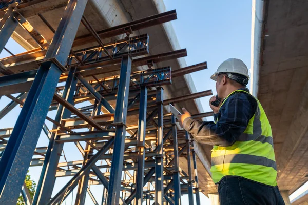 Ingenjör Inspekterade Vägbyggnadsarbetet Vid Vägbygget Övervaka Nya Vägbyggen Civilingenjör Vid — Stockfoto