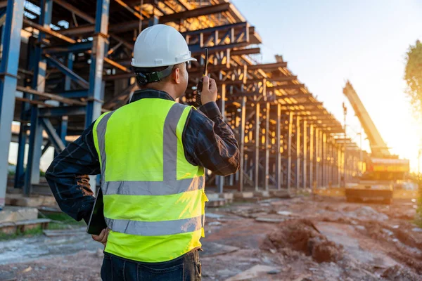 Ein Bauingenieur Inspiziert Und Arbeitet Freien Auf Der Baustelle Überwachung — Stockfoto