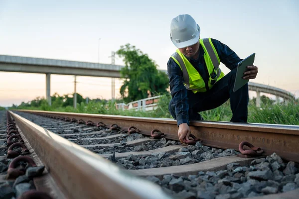 鉄道の建設労働者 技術者は鉄道で働く インフラ — ストック写真