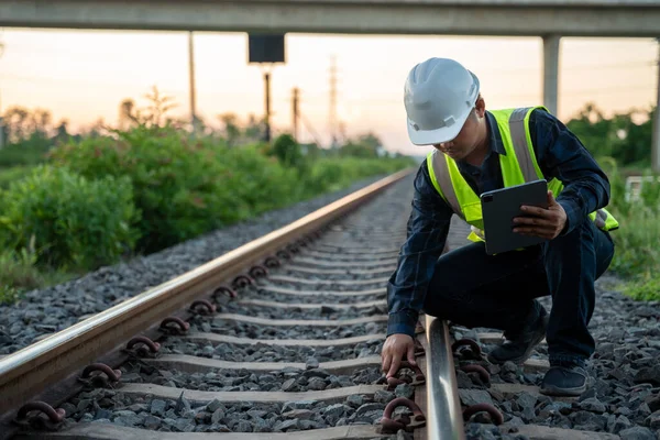 エンジニアが座って鉄道を検査している 鉄道の建設労働者 鉄道技術者 インフラ — ストック写真