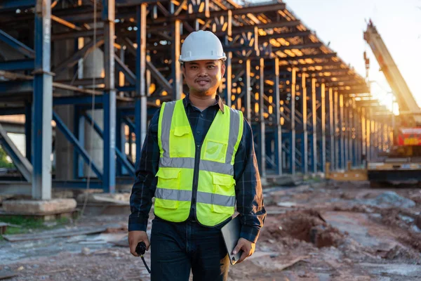 亚洲土木工程师在户外道路建筑工地检验和工作的肖像 监督新的公路建设 土木工程师 — 图库照片