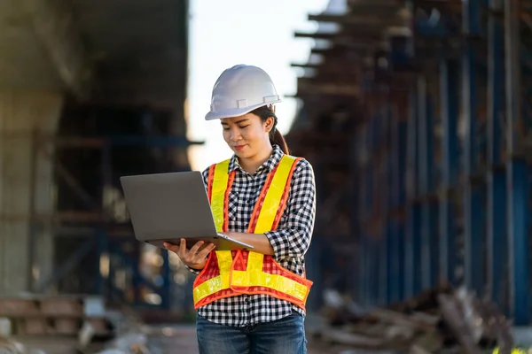 在道路建筑工地 一名女工程师在笔记本电脑上使用新技术和创新 — 图库照片