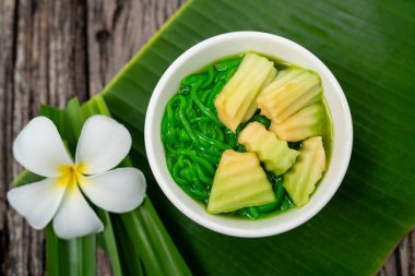 Ahşap arka planda pandan yaprağı olan Chong Thai tatlısı..