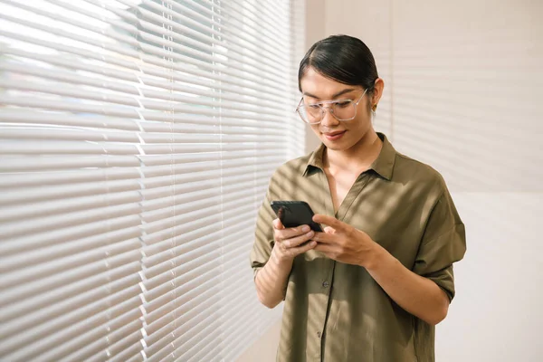 Ázsiai Üzletember Professzionális Gazdaság Mobiltelefon Okostelefon Modern Tech Állva Munkahelyen Jogdíjmentes Stock Képek