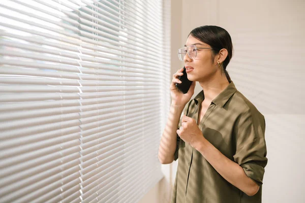 Ázsiai Üzletember Beszél Telefonon Modern Irodában Lmbt Stock Kép