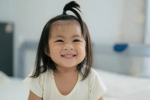 Ázsiai Gyermek Aranyos Lány Mosolyog Otthon Stock Fotó