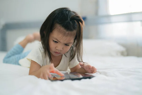 Ázsiai Gyermek Aranyos Lány Játszik Tabletta Ágyon Otthon Jogdíjmentes Stock Fotók