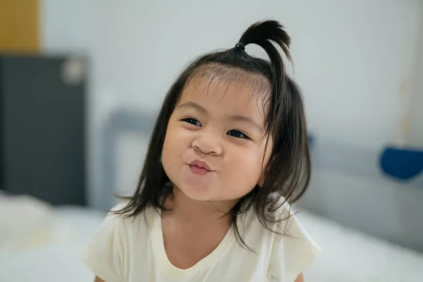 Ázsiai Gyermek Aranyos Lány Játékos Arc Otthon Jogdíjmentes Stock Képek