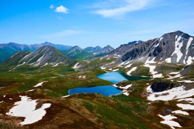 Yüksek irtifada güzel mavi dağ gölleri. Güzel dağ manzaraları. Kazakistan 'daki Kensu vadisinde göller vadisi. Almaty bölgesi.
