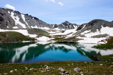 Yüksek irtifada güzel mavi dağ gölleri. Güzel dağ manzaraları. Kazakistan 'daki Kensu vadisinde göller vadisi. Almaty bölgesi.
