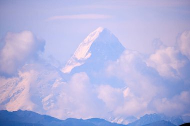 Khan-Tengri zirvesi. Khan Tengri, Tian Shan dağ sırasının bir dağıdır. Khan Tengri, kar ve buzla kaplı devasa bir mermer piramittir..