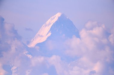 Khan-Tengri zirvesi. Khan Tengri, Tian Shan dağ sırasının bir dağıdır. Khan Tengri, kar ve buzla kaplı devasa bir mermer piramittir..