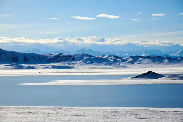 カザフスタンのカーン テンリレイク ツォルコの近くの湖と山とカーン テンリPの景色 ロイヤリティフリーのストック画像