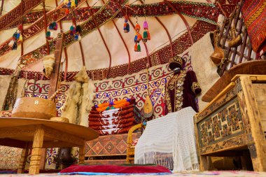Yurt içi. Geleneksel ulusal unsurlar. Yurt, Orta Asya 'nın bozkırlarında ve dağlarında yaşayan göçebe insan grupları tarafından geleneksel olarak konut olarak kullanılan, postu ve hissesi ile kaplanmış, taşınabilir dairesel bir çadırdır..