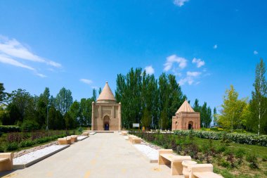 Aisha Bibi Mausoleum. Aisha Bibi Mausoleum, Kazakistan 'ın Zhambyl bölgesindeki Aisha Bibi köyünde yer alan 12. yüzyılın mimari anıtı. Mimari bir anıt..