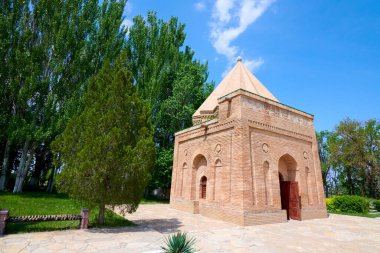 Babaja Khatun mozolesi. Babaja Khatun anıtı Kazakistan 'ın Zhambyl bölgesinde yer almaktadır. Anıt mezar, Aisha Bibi mozolesine yakın bir yerde ve aynı zamanda 12. yüzyılın eşsiz bir mimari anıtıdır..