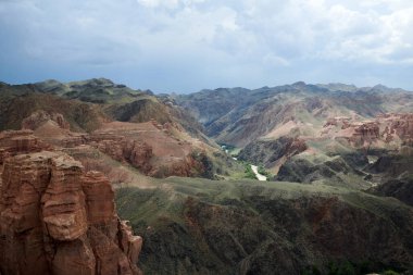 Almaty Bölgesi 'ndeki Charyn Kanyonu manzarası. Charyn Ulusal Parkı. Kazakistan. Almaty Bölgesi 'ndeki Charyn Kanyonu' nun resimli manzaraları. Charyn Ulusal Parkı. Kazakistan. Güzel doğa arkaplanı. 